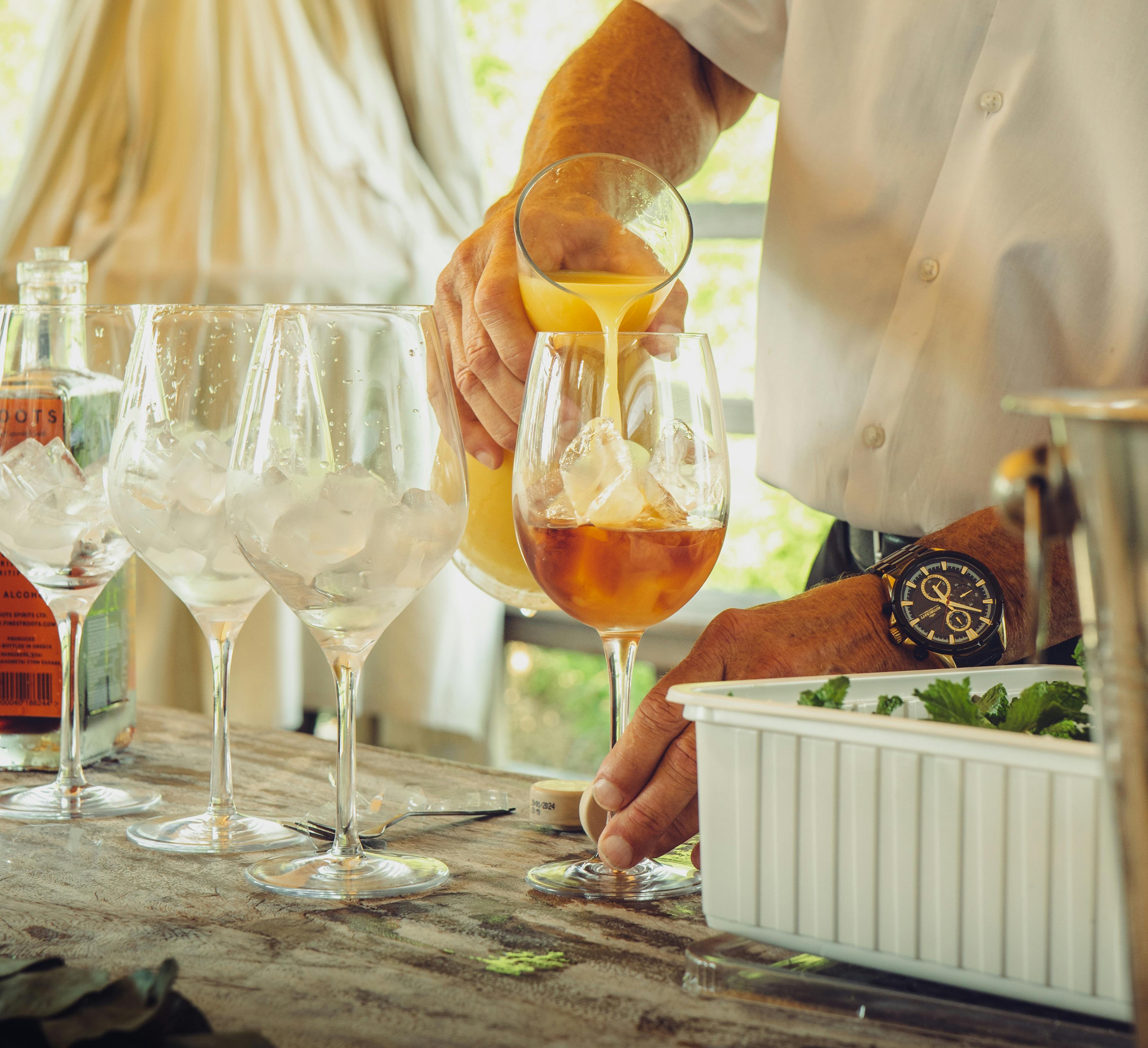 How To Select The Best Refreshing Drinks For Your Pool Party