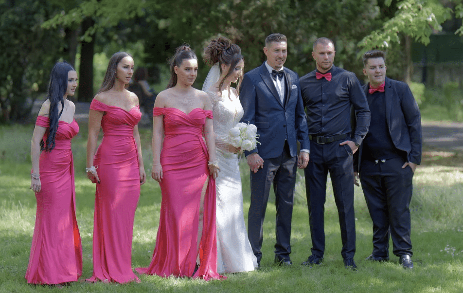 How to Coordinate Bridesmaid and Groomsmen Outfits for a Harmonious Wedding Look